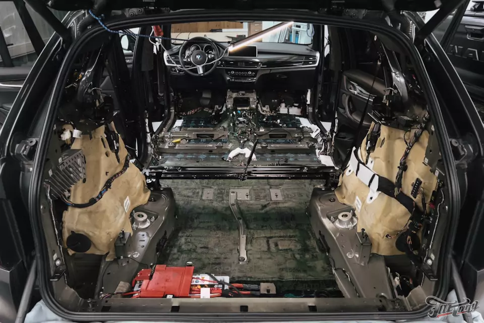 Установили на BMW X5 систему активного выхлопа Terminator! Выполнили комплексную шумоизоляцию салона и построили новую акустическую систему, провели техническое обслуживание